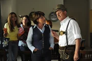 Rosi ist sprachlos, als Bürgermeister Schattenhofer einen Rückzieher macht. Von links: Trixi Preissinger (Doreen Dietel), Monika Vogl (Christine Reimer), Rosi Brunner (Brigitte Walbrun) und Lorenz Schattenhofer (Werner Rom).