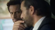 Thomas (Ioan Gruffudd, l.) hat die Polizistin Manon angelogen, als sie ihn wegen des gefundenen Geldes befragt hat. Max (Grégory Fitoussi, r.) macht ihm deswegen Vorwürfe.