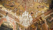Kaum jemand weiß, welcher Prunk sich hinter den Schulmauern versteckt – Karl Hohenlohe erhält Zutritt zu den kaiserlichen Privatgemächern im Theresianum.
