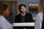 Dr. Claire Browne (Antonia Thomas, l.), Dr. Asher Wolke (Noah Galvin)