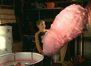 Obwohl Hal die Zuckerwatte-Maschine weggesperrt hat, gelingt es Dewey (Eric Per Sullivan), sie ausfindig zu machen und in Betrieb zu setzten ...
