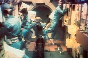 Auf Cape Canaveral startete die von Deutschland gecharterte US-Raumfähre «Challenger», die das in Bremen gebaute Weltraumlabor «Spacelab» zu einer siebentägigen Reise um die Erde transportieren soll. Bei der Arbeit im Spacelab (l-r): Dr. Bonnie Dunbar, Dr. Reinhard Furrer und Dr. Ernst Messerschmid in der US-Raumfähre «Challenger».