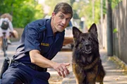 Polizist Meier (Lars Weström) geht mit Polizeihund Hasso auf Drogenjagd.