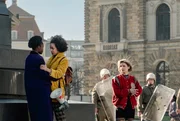 Nur wenige haben sich an der Kundgebung von Jenny (Ivy Quainoo, li.), Sabine (Paula Essam, mi.) und Yvonne (Svenja Jung, re.) beteiligt.