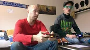 Steven (li.) und Alexander zocken gemeinsam