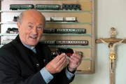 Bayerisches Fernsehen DAHOAM IS DAHOAM, FOLGE 964, "Vorurteile nach dem Urteil", am Montag (30.07.12) um 19:45 Uhr. Stolz präsentiert Pfarrer Kurz (Hans Stadlbauer) seine Modelleisenbahnsammlung. Weitere Bilder finden Sie unter www.br-foto.de.