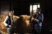 Mike will Trixi mit einem Ständchen überraschen und holt sich deshalb Tipps bei Jana. Von links: Jana Keller (Isabella Hübner) und Mike Preissinger (Harry Blank).