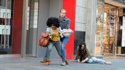 Eine nachgestellte Szene: Um zu zeigen, dass die Strafe, die man bekommt, auch von der Schwere der „Straftat“ abhängig ist, schlüpft Maus-Reporterin Siham El-Maimouni (l) in die Rolle einer Ladendiebin. Der Ladendetektiv (M) hindert Siham daran zu fliehen, nachdem sie einer Passantin die Tasche entrissen hat.