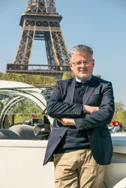 Christopher Clark vor dem Eiffelturm in Paris.