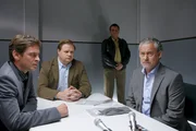 Die Cops Christian Lind (Tom Mikulla, l.), Tobias Hartl (Michael A. Grimm, 2.v.l.) zweifeln an der Glaubwürdigkeit des EU-Abgeordneten Eckart König (Rolf Kanies, r.). Polizist im Hintergrund: Komparse.