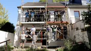 Tag 1 Sanierungssprint – nach dem Bauzeitenplan von Ronald Meyer werden 60 Handwerker das Haus der Familie Deneke in 22 Tagen energetisch sanieren – ob das klappt?