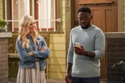 Gemma Johnson (Beth Behrs, l.); Malcolm Butler (Sheaun McKinney, r.)