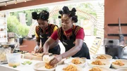 Team Kamerun (Kelly (l.) & Ashley) Die Verwendung des sendungsbezogenen Materials ist nur mit dem Hinweis und Verlinkung auf RTL+ gestattet.