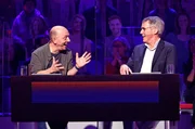Rateteam-Kapitän Bernhard Hoëcker (l.) und der ehemaligen 'ZDF Hitparade'-Moderator Viktor Worms (r.) bilden ein Rateteam.