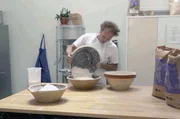 Der junge, sympathische und stets gutgelaunte Jesper Gøtz hat eine Mission: Er will das Sauerteigbrot wieder salonfähig machen.