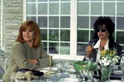 Jennifer Hart (Stefanie Powers, l.) und ihre Freundin Camilla Ashley (Joan Collins, r.) plaudern über alte Zeiten ...