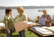 Antonia (Uschi Glas, Mitte) und Regina (Ruth Drexel, rechts) k&uuml;mmern sich um die junge Ausrei&szlig;erin Helen Rossmann (Alexandra Horn).
