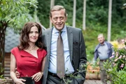 "Soko Kitzbühel", "Der schönste Tag." In einem Becken der Kläranlage schwimmt die Leiche des Hochzeitsfotografen Clemens Kreidl. Tags zuvor hatte er noch auf der Hochzeit der Tochter des Unternehmers Peter Maric fotografiert. Wie sich bald herausstellt, war das allerdings nicht die einzige Hochzeit an diesem Tag. Und das stellt sich nicht nur anhand seines Alkoholspiegels heraus, sondern auch aufgrund eines Mannes, der auf Kreidls Fotos immer wieder zu sehen ist: Simon Worgötter, ein Hochzeitstourist. Oder doch ein Mörder? Vielleicht hat aber auch Kreidls Frau Angelika nach einer radikalen Lösung ihrer Beziehungsprobleme gesucht. Kreidl hatte nämlich aufgrund seiner langjährigen Arbeit in Krisengebieten mit schweren psychischen Problemen zu kämpfen.Im Bild (v.li.): Birgit Stauber (Angelika Kreidl), Carl Achleitner (Arthur Nader), Ferry Öllinger (Kroisleitner).