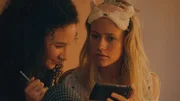 Ines (Eubha Akilade, l.) und Lena (r. Jessica Lord) überlegen, was es zu bedeuten hat, dass ein Gemälde von Lena und ihrer Mutter im Museum hängt. Will Lenas Mutter ihr damit eine Botschaft schicken?