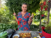 Die Rezepte von Kräuterhexe Uschi Zezelitsch sollen glücklich machen. Diesmal kombiniert sie Schärfe und Süße; speziell eingelegte Chilis als Topping.