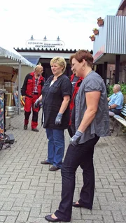 Die Töchter Bianca (links) und Silke (rechts) beim Ausmisten.Die TĂ¶chter Bianca (links) und Silke (rechts) beim Ausmisten.