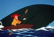 Pippi ist von Bord der „Hoppetosse“ in ein Kanu gestiegen, um mit ihren Freunden, den grünen Walen, zu spielen.