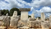 Zeugen einer längst vergangenen Zeit: Es gibt mehrere Ansammlungen von riesigen Megalith-Steinen auf Menorca. Weltweit einmalig sind die bis zu fünf Meter hohen "Taulas", bei denen die Steine wie ein T angeordnet sind.