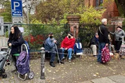 Wartende Menschen vor der Essensausgabe in Berlin-Neukölln