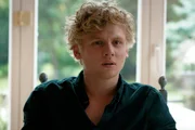 Der DNA Test hat ergeben, dass Simon (Johannes Nussbaum) nicht der Vater von Waltrauds Baby ist. Simon kann das nicht glauben. Irgendwas stimmt da nicht.