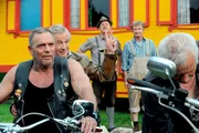 Schattenhofer ist verwundert, als Gerstl mit den Rockern davon fährt. Von links: Hagen (Thomas Born), Gerstl (Gerd Lohmeyer), Lorenz Schattenhofer (Werner Rom) und Xaver (Michael Schreiner).