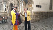 Wladimir Kaminer mit dem Rattenfänger Brian Boyer bei einem Rundgang durch Hameln.