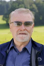Friedrich Schilha zeigt sich zur Verwunderung von Kommissar Hartl nicht entsetzt über den Tod seines Kollegen.