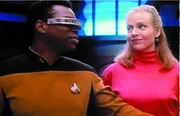 L-R: Lt. Cmdr. Geordi La Forge (LeVar Burton) und Hannah (Dey Young)
