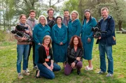 Hitzewallungen, Stimmungsschwankungen, Schlafstörungen – die Wechseljahre sind in der öffentlichen Wahrnehmung immer noch ein Tabuthema. Die neue dreiteilige Dokuserie "Die Frauensauna – Verdammte Wechseljahre!" des Rundfunk Berlin-Brandenburg (rbb) begleitet vier Frauen über mehrere Monate in ihrem Alltag und bei intensiven, tabulosen Gesprächen in der Sauna. Das Team bei den Dreharbeiten.