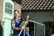 Mike (Harry Blank) findet sichtlich Gefallen am Modeln.