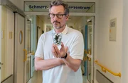 Die neue Dokumentation von Dr. Eckart von Hirschhausen über die stille Schmerzmittelkrise in Deutschland. Schmerz ist allgegenwärtig – und seine vermeintliche Lösung auch. In Deutschland werden jedes Jahr über 100 Millionen Packungen Schmerzmittel verkauft. Zu häufig greifen wir unbedacht zu Medikamenten, oft ohne ärztliche Beratung. Wann wird der Griff zur Tablette gefährlich?