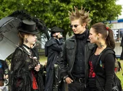 Roland Heilmann hat Jakob (Karsten K¸hn, mi.) verdonnert, auf die 16j%hrige Jasmin R^der (Anne Luise Tietz, li.) aufzupassen, die das Leipziger Wave- und Gotiktreffen besucht. Jasmin ist gleich angetan von Jakob. Als Caro Strehle, Jakobs Freundin (Sandra S. Leonhard, re.) jedoch pl^tzlich auftaucht, ist sie sichtlich entt%uscht.