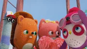 Pedro, Emil und Sylvie feuern Becca an, ihre riskante Flugübung zu wagen.