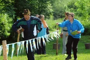 Bamberger trainiert sein Team für die "Lansinglympics". Von links: Lorenz Schattenhofer (Werner Rom) und Roland Bamberger (Horst Kummeth).
