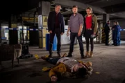 Arthur Bauer (Gerd Silberbauer, l.), Dominik Morgenstern (Joscha Kiefer, M.) und Toni Bischoff (Amanda da Gloria, r.) am Tatort.