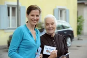 Annalena und Theres rühren die Werbetrommel. Von links: Annalena  (Heidrun Gärtner) und Theresa Brunner (Ursula Erber).