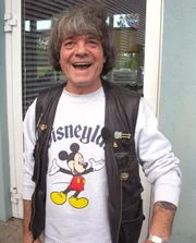 Der 63-jährige Alfred und seine Frau haben alles, was man sich nur vorstellen kann zum Thema Micky Maus gesammelt.