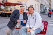 Im Bild: Hanno Settele(r.) mit Konrad Gutlederer, der seit 1,5 Jahren versucht Gewicht mit Hilfe der Abnehmspritze zu verlieren.