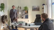 Für Boris Malchow (Ivan Vrgoc, l.) wird es eng. Lars Pöhlmann (Dominic Boeer, r.) konfrontiert ihn: Mehrere Zeugen haben ihn dabei gesehen, wie er in der Kneipe „Schwedenhappen“ den Toten Robert Pohl tätlich angegriffen hat. Offenbar ist Boris eifersüchtig gewesen, weil Robert sich regelmäßig mit Boris Freundin Birthe Schuch getroffen hat. Musste Robert deswegen sterben?