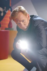 Ein kleines M&auml;dchen wurde umgebracht. Am Tatort macht sich Horatio (David Caruso) mit seinen CSI-Kollegen an die Spurensuche.