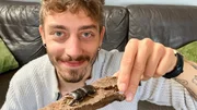 Jason mit einem Hirschkäfer.