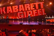 Kabarettgipfel - Gemeinsamkeiten Zusammen ist man weniger allein. Und zu fünft auf der Bühne ist ein Reigen an Spaß garantiert! Beim heutigen Thema "Gemeinsamkeiten" denkt Gernot Kulis sofort an Beziehungen, konkret an Paare: "Das sind einfach Menschen, die als Singles gescheitert sind." Wobei Beziehungen auch Freude machen können, wenn man es mit Humor nimmt. Nicht immer leicht im Haushalt Kulis, denn die Kinder wollen die Welt retten und kleben sich dafür am Boden fest. Stolperfallen garantiert! Lydia Prenner-Kasper denkt beim Thema Kinder zuerst an Schlafentzug. Kein Wunder, sie hat ja drei davon. Also Kinder, nicht Schlafentzug. Chronisch müde sucht sie nach Abhilfe in der Kosmetikindustrie und fantasiert, ob glatte Haut eine glückliche Pension garantiert. Martin Frank hadert auch mit dem Altern, ihm fällt das im Alltag auf, weil er schon redet wie seine Oma. Vielleicht kommt's daher, dass er sich öfter in Gesellschaft älterer Damen befindet, im Strömungskanal eines Hallenbades um genau zu sein. Und auch am Friedhof tobt bei ihm das wilde Leben. Weniger tobt es im Leben von Andreas Vitásek, sein Hund ist tot. Also genauer, sein Mops ist gestorben. Das lässt ihn über die Endlichkeit und das Jenseits nachdenken und über Gott. Für ihn gibt es nur einen Gott, Bob Dylan. Na hoffentlich lässt der ihn mal beim Himmelstor eintreten. Sonja Pikart muss auch einen Verlust verkraften. Sie geht durch eine Trennung und möchte das Nudelsieb behalten. Klingt lustig, ist es auch. Mit dem Sieb im Gepäck zieht sie in eine neue Wohnung und möchte die Hausgemeinschaft kennenlernen. Eine ganz schlechte Idee, für uns allerdings eine sehr unterhaltsame. Musikalisch begleitet werden die Kabarettistinnen und Kabarettisten wieder von der All-Female-Formation "KGB - Die Kabarettgipfelband" - Im Bild: Andreas Vitásek.
