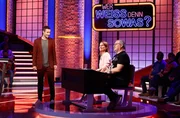 Moderator Kai Pflaume (l.) mit Rateteam-Kapitän Elton (r.) und der Fernsehmoderatorin Katrin Müller-Hohenstein (2.v.r.).