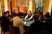 Ayla (Via Jikeli, 2.v.l.), Vincent (Jannik Schümann, 4.v.r.) und Cornel Prien (Thomas Loibl, 5.v.l.) spielen bei The Big One gegeneinander. Dabei verfolgt jeder sein ganz eigenes Ziel.