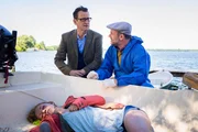 Kriminaldirektor Lars Englen (Ingo Naujoks, l.) und der Pathologe Dr. Henning Strahl (Christoph Tomanek, r.) finden in einem Boot den leblosen Körper der 21-jährigen Sofie Albers (Johanna Ingelfinger).
